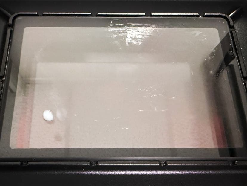 Flüssiges Resin auf einer Schutz-Glasplatte im 3D-Drucker